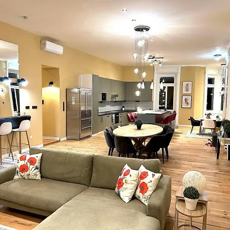 Apartment 23ppl Lux Danube 180 Degree View, Ac In 7br 6ba Budapest