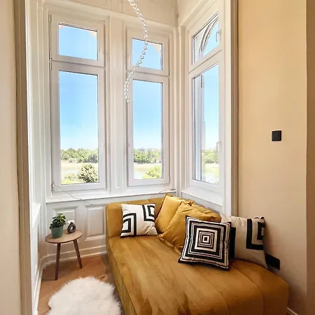 18ppl Unique Danube & Parliament View, Ac, 7br 6ba بودابست